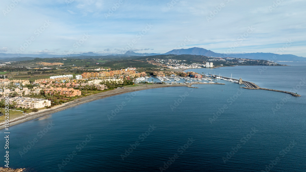 Fototapeta premium Vista aérea de la pedanía de Sotogrande en la provincia de Cádiz, España