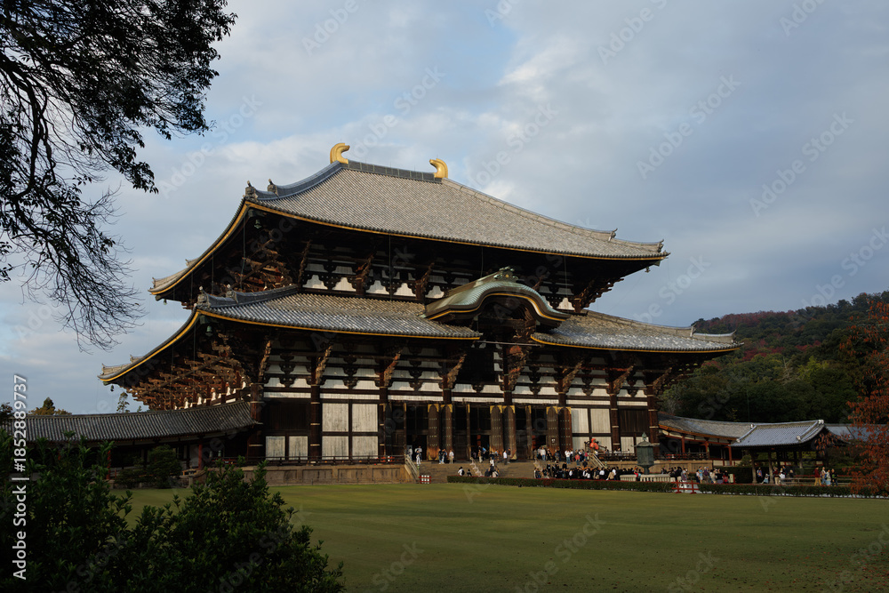 Obraz premium Traditional Japanese Temple With Grand Wooden Architecture, Sacred Grounds, And Scenic Courtyard. Nara City, Japan
