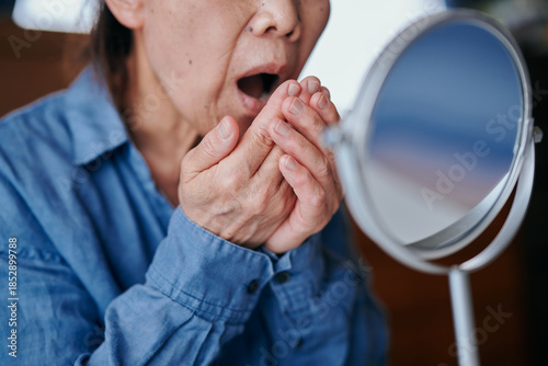 口臭を気にするシニア女性