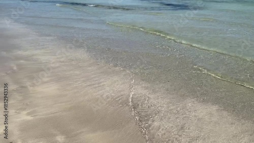 petites vagues sur la plage