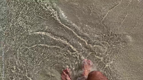 marcher dans le sable sur la plage vidéo 4K