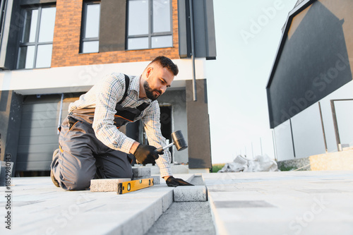 Fotografija Building new outdoor patio paving construction