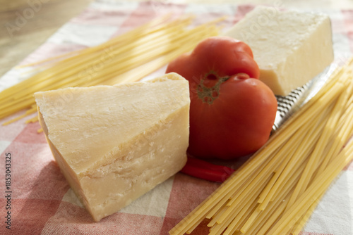  ingredients spaghetti to prepare with parmigiano, pecorino and a big tomato
