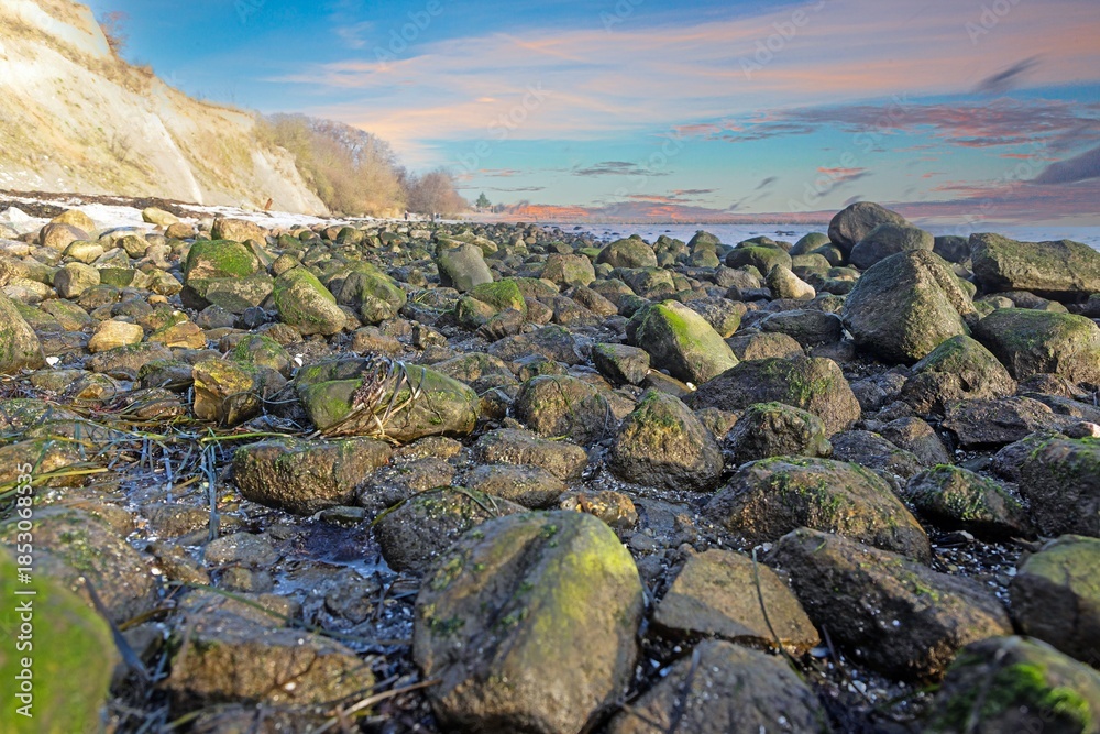 Obraz premium Rocky Baltic Sea coast below steep cliffs