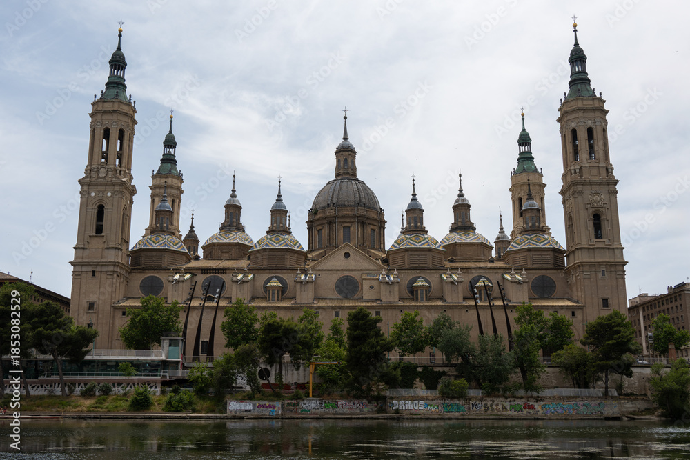 Fototapeta premium Grand basilica by the river in Zaragoza