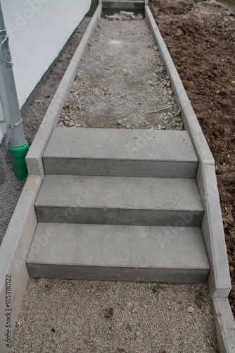 Stufen an einer Treppenanlage wurden neu gebaut