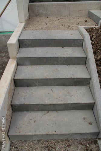 Stufen an einer Treppenanlage wurden neu gebaut