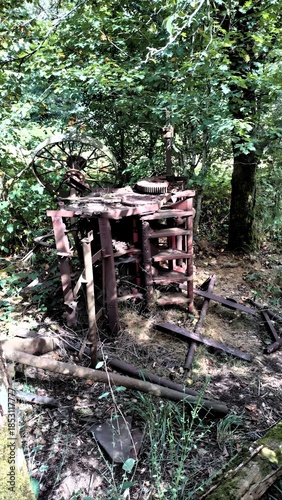 Ancienne machine mécanique rouillée en forêt