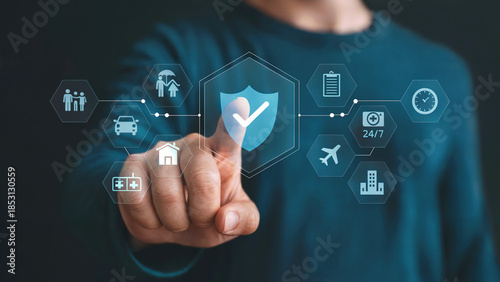 Fotografia Businessman touching digital screen with insurance icons image