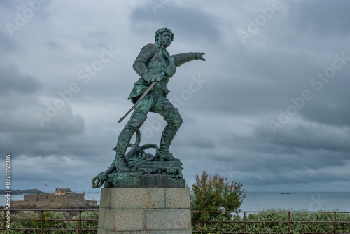 Bronze statue in Saint-Malo pointing to Great Britain, Bretagne France