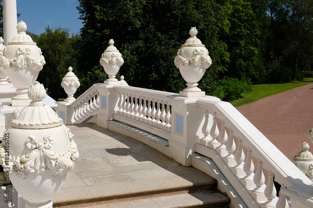 Fotografie vase-shaped decoration on the stairs and white balusters