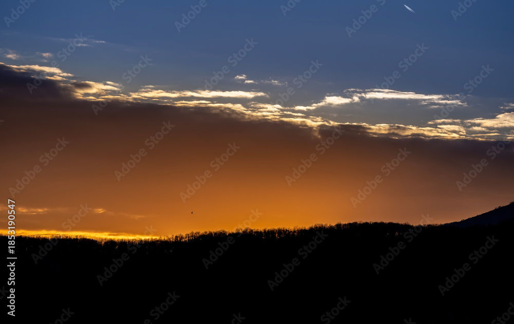 Obraz premium Dramatic sunset background with cloudy sky.