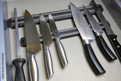 Sechs Küchenmesser auf der Magnetleiste in Schublade mit Abziehstahl; saubere, sichere und platzsparende Aufbewahrung für Küchenarbeit.