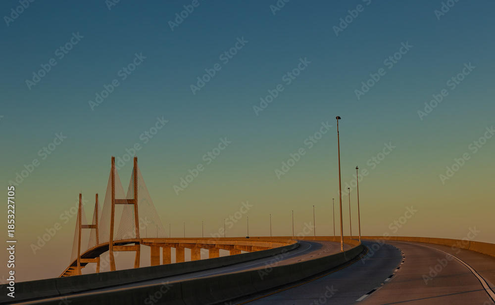 Obraz premium Sidney Lanier Bridge connecting Georgia Coatal mainland to the Barrier Islands.