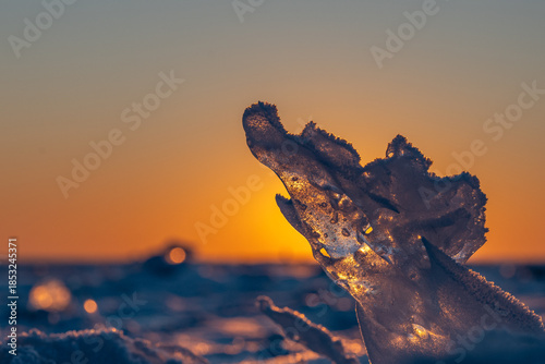 Billede på lærred Transparent ice against the sunset