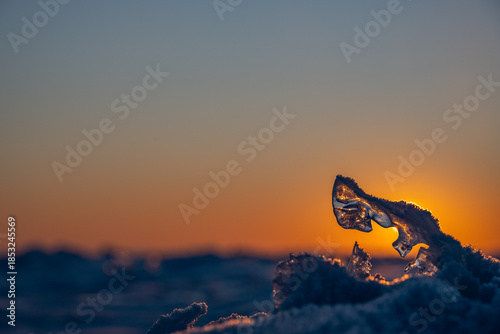 Fotografi Transparent ice against the sunset