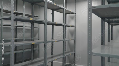 Racks de almacenamiento en almacén industrial