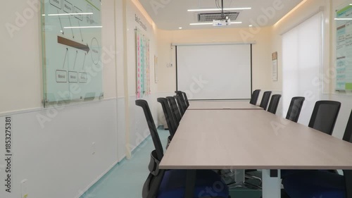 Oficina industrial con sillas ergonómicas e iluminación moderna