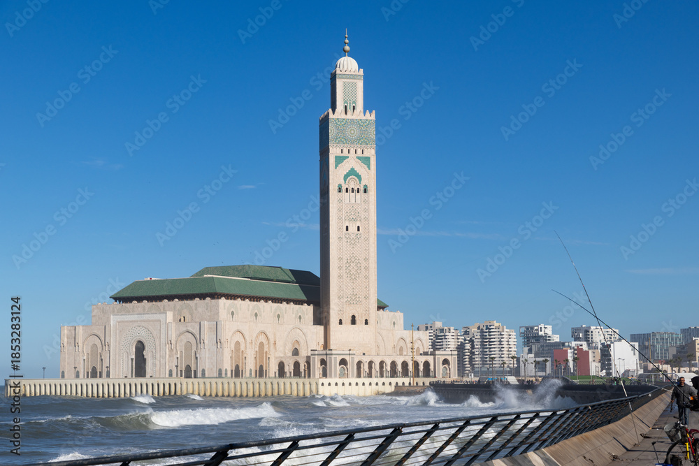 Obraz premium scenic view of the Hassan II Mosque, located on the coast of the Atlantic Ocean in Casablanca, Morocco