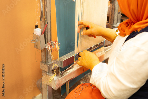 トルコ手織り絨毯と織子