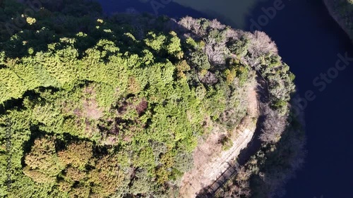 日本のドローン映像　冬の晴れた日に山の上から湖と橋を空撮