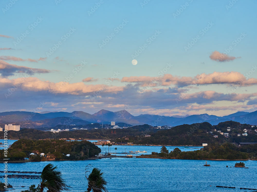 Fototapeta premium 観光名所和歌山県の白浜のリゾート地の海と山の夕方の風景