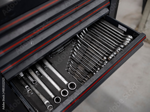 Foto Professional tool drawer containing organized wrenches and socket sets in foam i