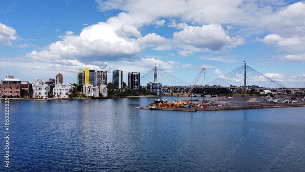 Obraz premium Sydney city Pyrmont bridge and shipping dock
