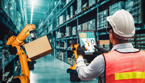 Foto Smart robot arm systems for innovative warehouse and factory digital technology