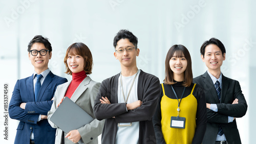 Tableau sur toile 笑顔で並ぶ日本人ビジネスチームのポートレート,Portrait of a smiling Japanese business team standing tog