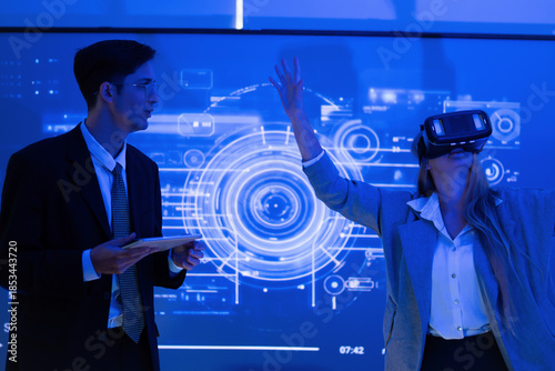 Foto Business professionals exploring virtual reality technology during a presentatio