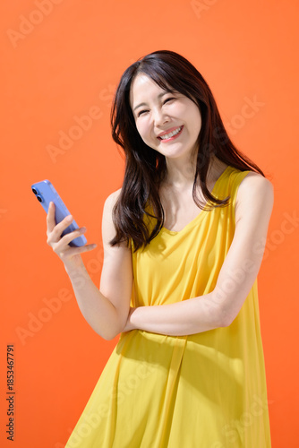 スマホを持つ女性