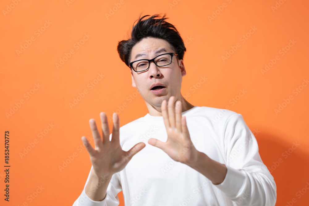 Naklejka premium 驚いた表情の男性