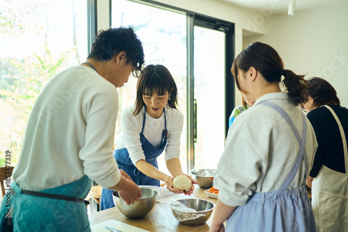 料理教室で調理を学ぶ人々
