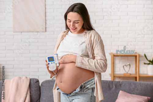 Young pregnant woman with f...