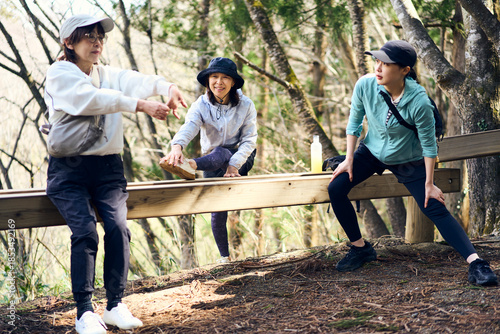 自然の中でストレッチをする女性達