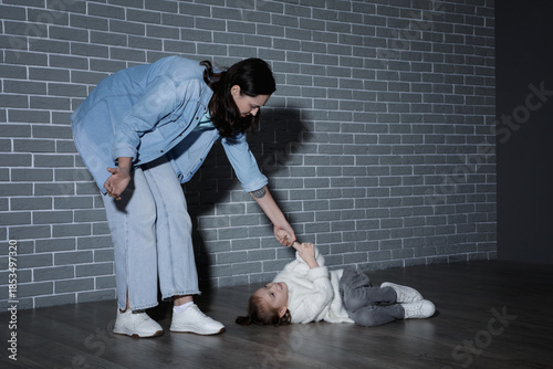 Mother threatening her litt...