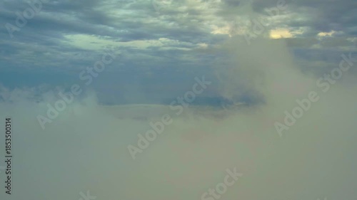 雲の上から眺める世界