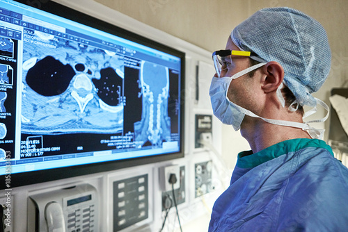 Foto Surgeon, man and review CT scan in hospital for surgery planning, tumor progress and assessment