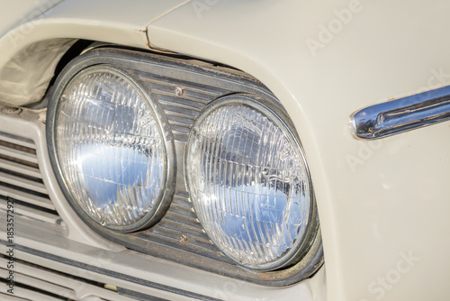 古い自動車のヘッドライト　Headlight of the old car