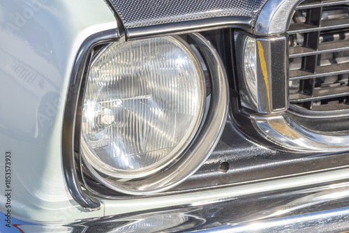 古い自動車のヘッドライト　Headlight of the old car