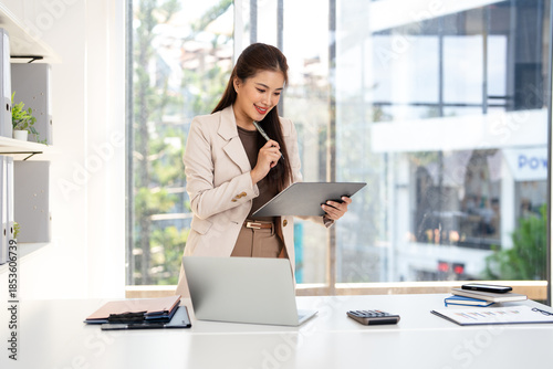 Canvas-taulu Smiling business woman working in office reading document