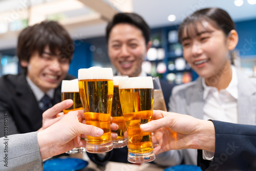 Foto 宴会で乾杯をするビジネスマン