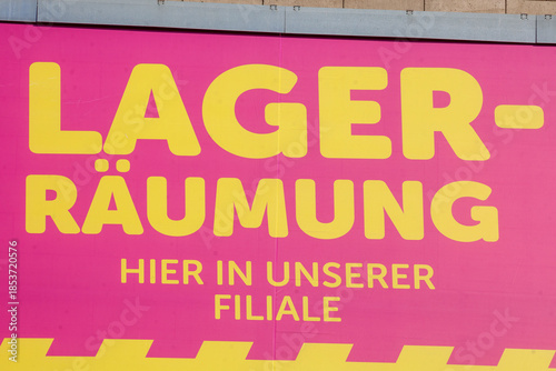 Schild Lagerräumung hier in unserer Filiale an einem Ladengeschäft, Deutschland