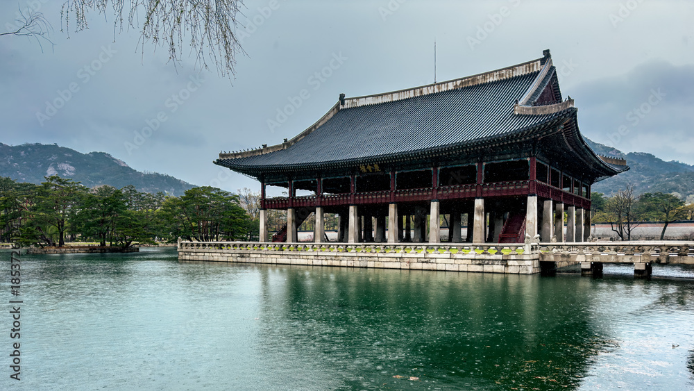 Obraz premium Gyeonghoeru Pavilion at Gyeongbokgung Palace in Seoul, South Korea