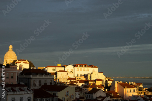 This is a view of the cathedral and houses from the Santa Lucia viewpoint.산타루치아전망대에서 바라본 성당과 집들의 모습입니다.