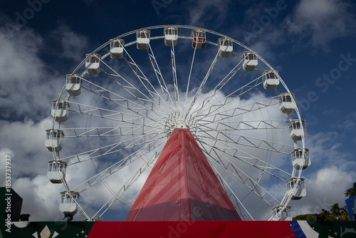A large Ferris wheel is spinning.커다란 대관람차가 돌아가고있습니다.