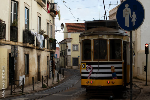 This is the yellow tram number 28 that runs through the alleyways of Lisbon.리스본의 골목길을 다니는 28번 노랑색 트램입니다.
