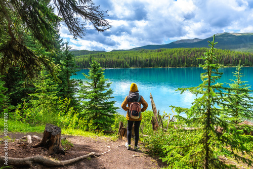Εκτύπωση καμβά Hiker admiring breathtaking view of maligne lake in jasper national park