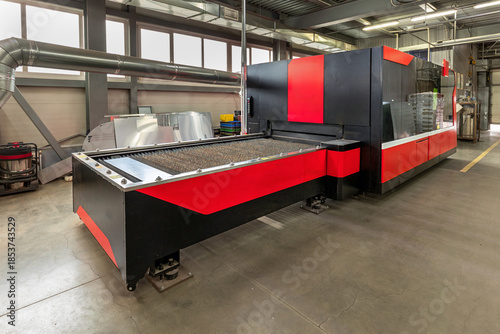 High precision fiber laser cutting machine for metal sheet work in industrial setting
